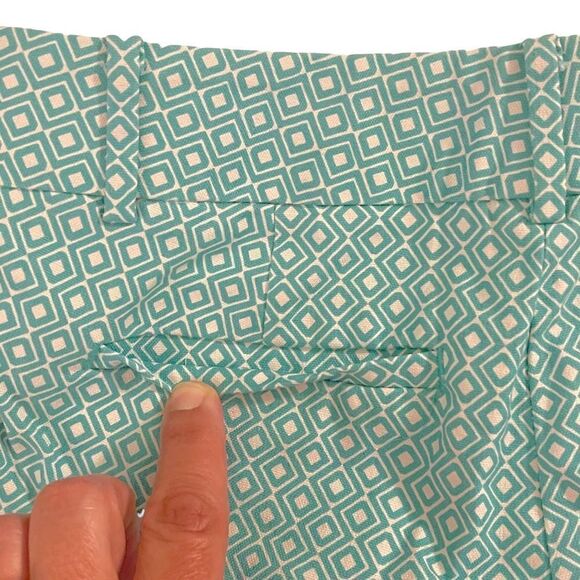 LOFT Marisa Geo Print Stretch Cotton Walking Shorts With 10” Inseam, size 00 - Picture 4 of 7